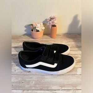 Size 7.5 women’s Old skool suede canvas Velcro black vans (slightly worn)